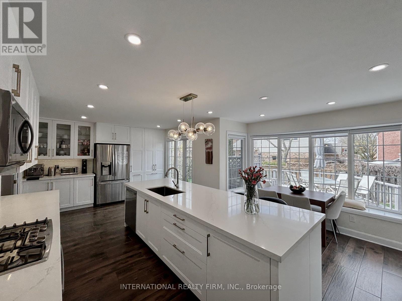 168 Willow Lane, Newmarket, ON - Indoor Photo Showing Kitchen With Upgraded Kitchen