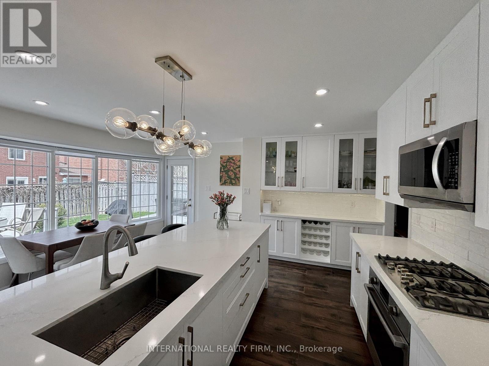 168 Willow Lane, Newmarket, ON - Indoor Photo Showing Kitchen With Upgraded Kitchen