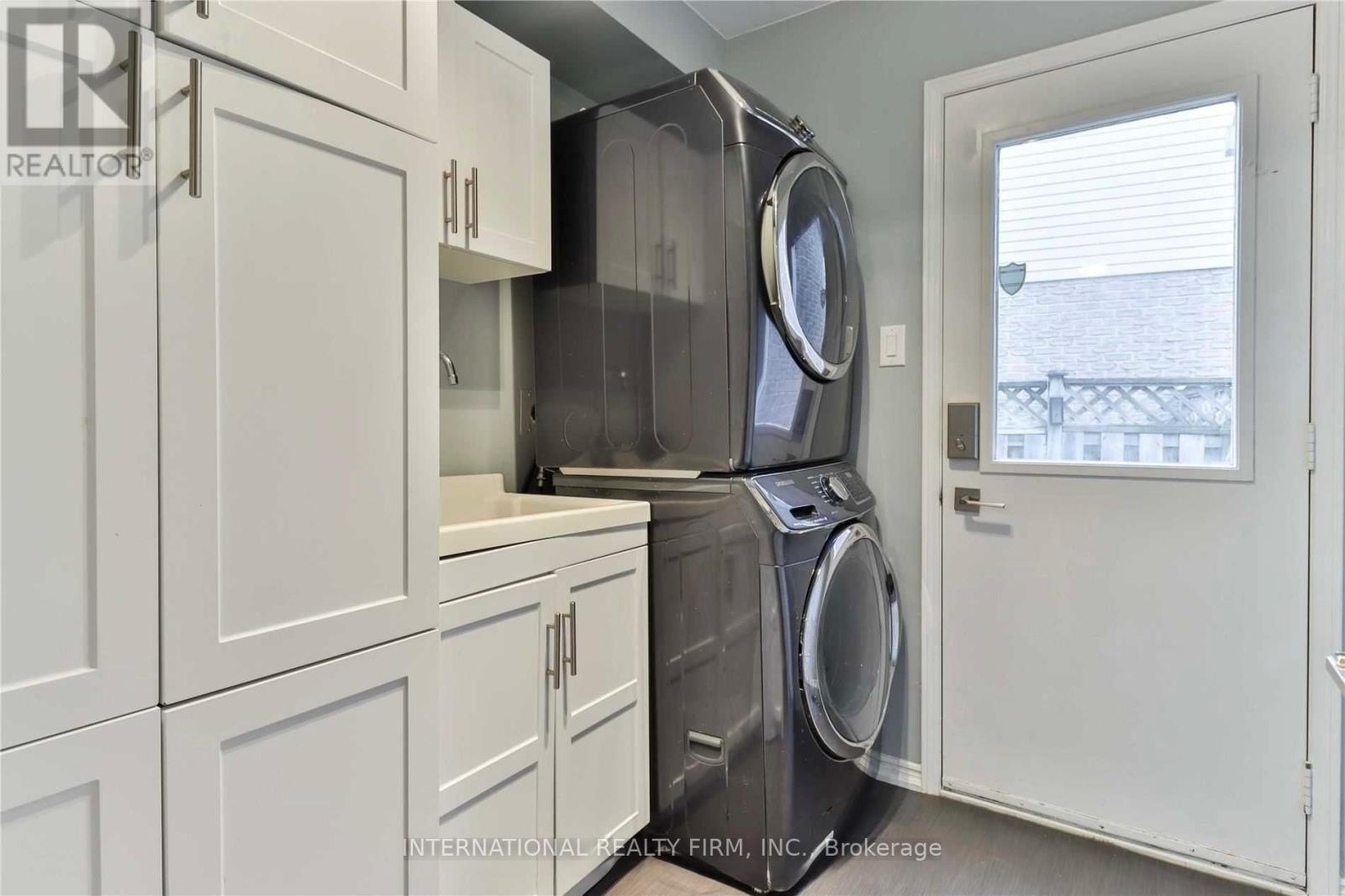 168 Willow Lane, Newmarket, ON - Indoor Photo Showing Laundry Room