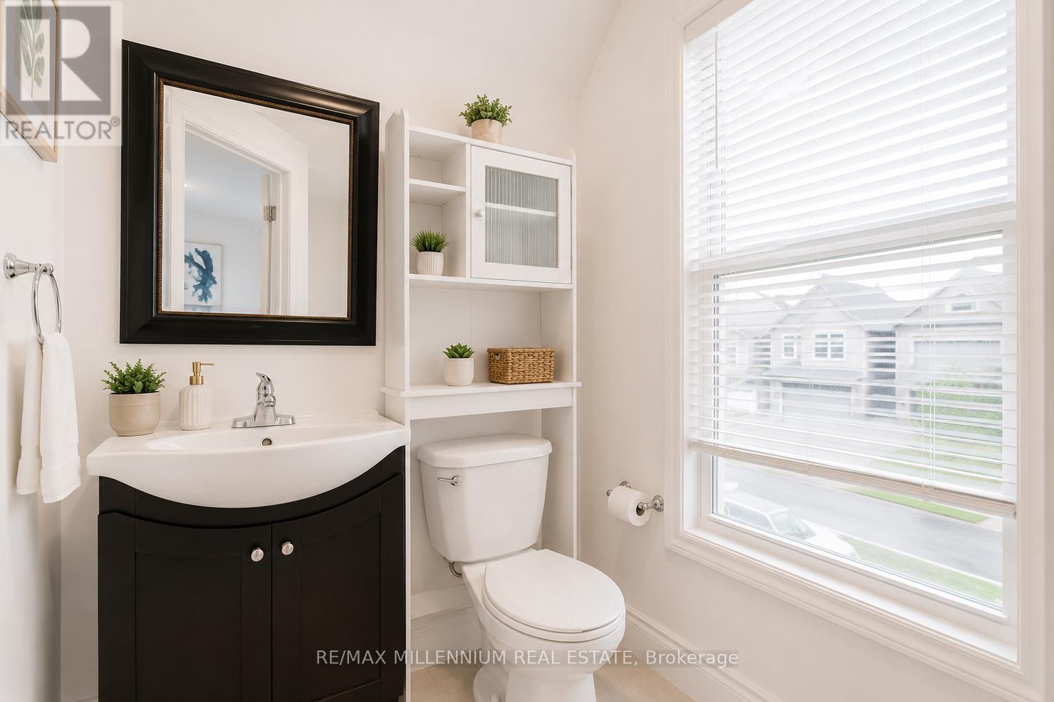 22 Francis Street, Hamilton, ON - Indoor Photo Showing Bathroom