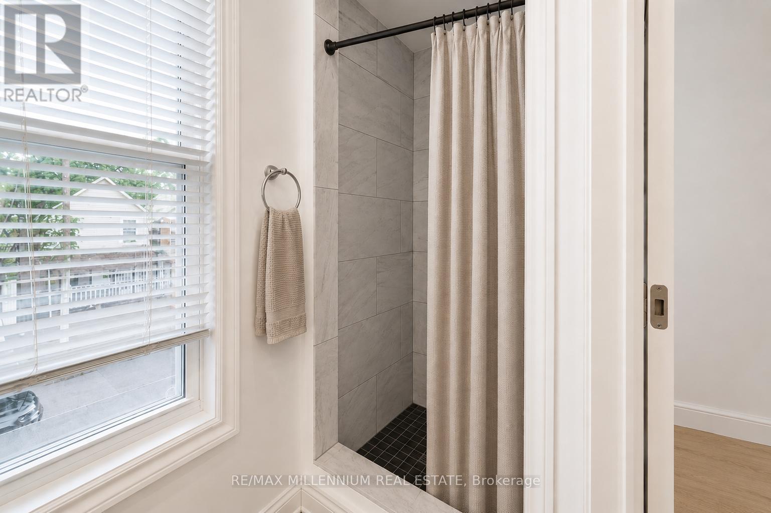 22 Francis Street, Hamilton, ON - Indoor Photo Showing Bathroom