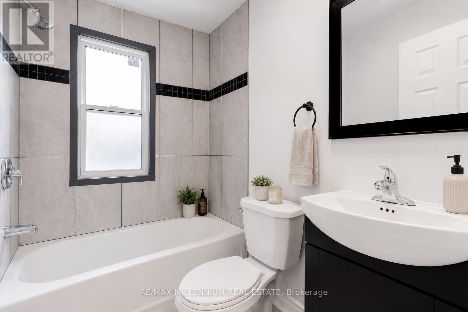 22 Francis Street, Hamilton, ON - Indoor Photo Showing Bathroom