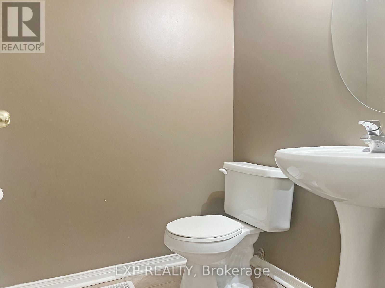 Upper - 26 Millcliff Circle, Aurora, ON - Indoor Photo Showing Bathroom