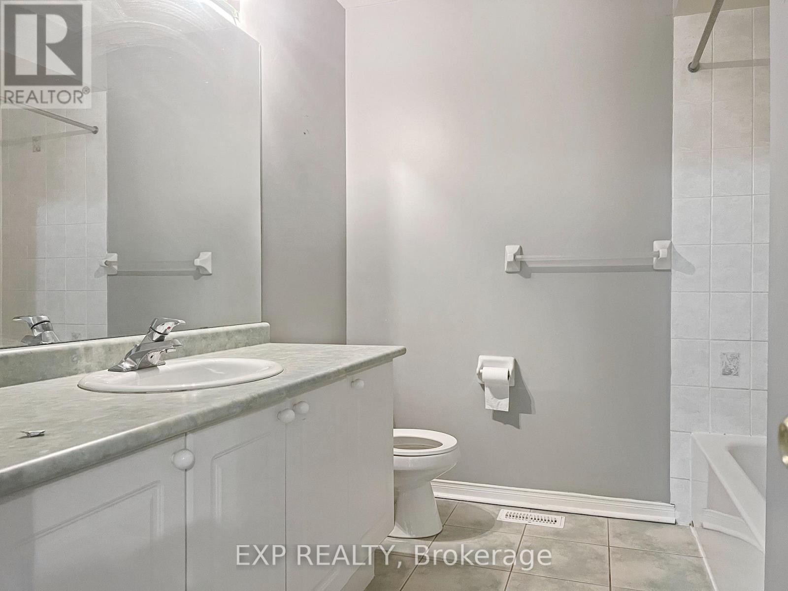 Upper - 26 Millcliff Circle, Aurora, ON - Indoor Photo Showing Bathroom