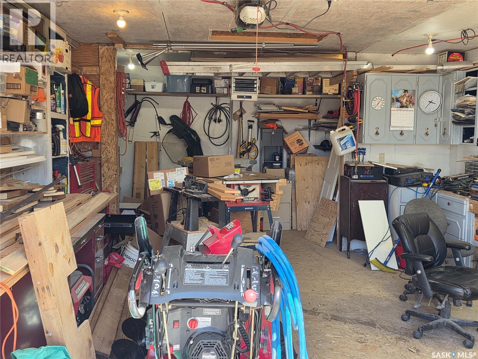 539 Mistusinne Crescent, Mistusinne, SK - Indoor Photo Showing Garage