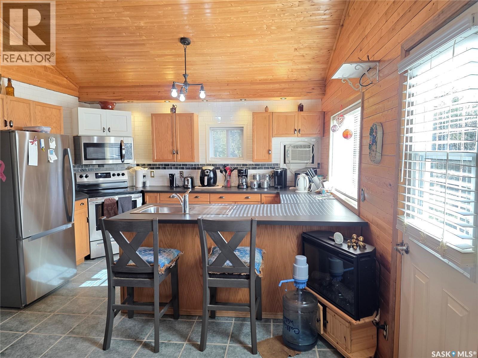 539 Mistusinne Crescent, Mistusinne, SK - Indoor Photo Showing Kitchen With Double Sink