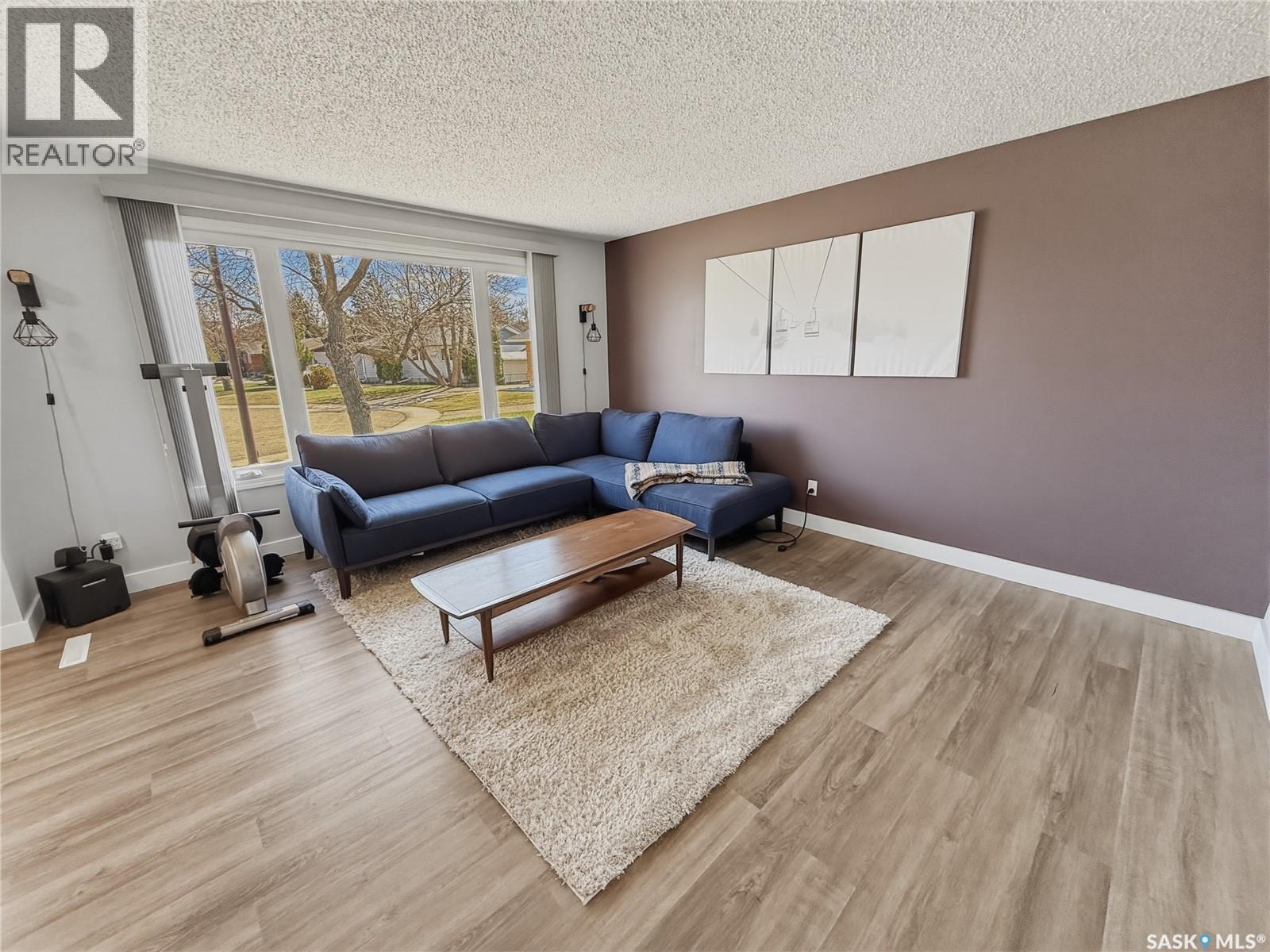 300 Ash Place, Swift Current, SK - Indoor Photo Showing Living Room