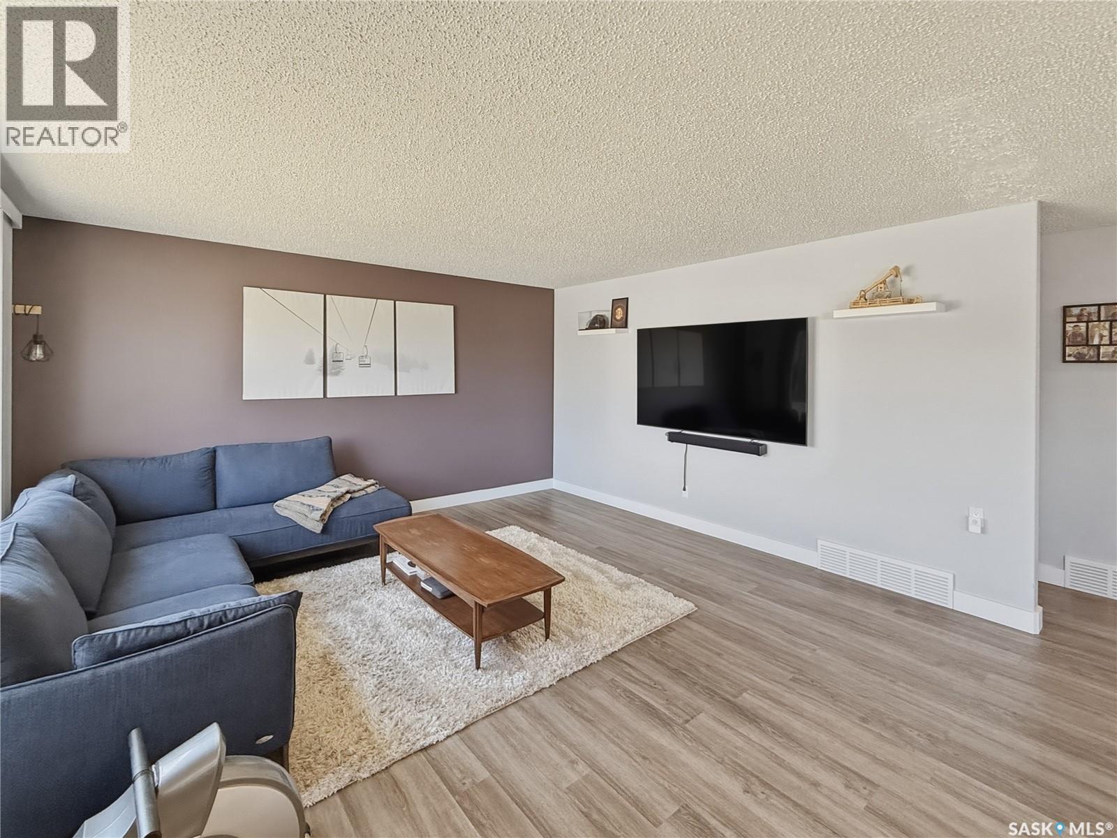 300 Ash Place, Swift Current, SK - Indoor Photo Showing Living Room