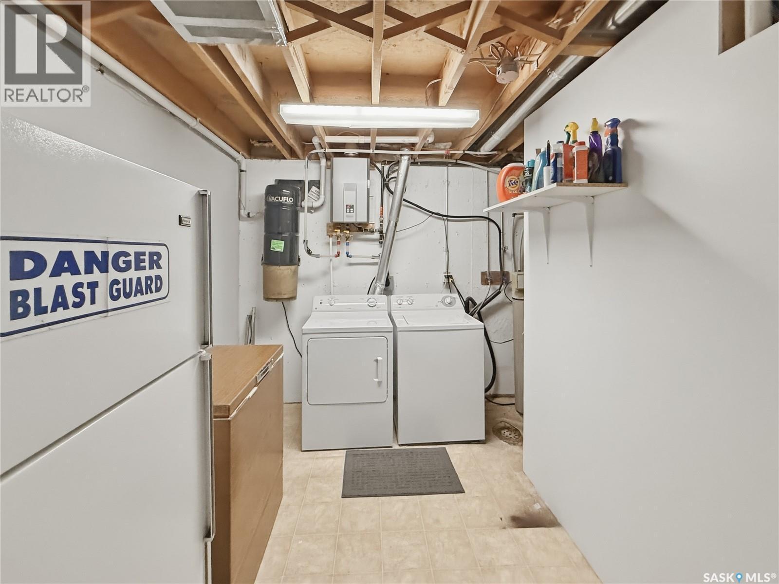 300 Ash Place, Swift Current, SK - Indoor Photo Showing Laundry Room