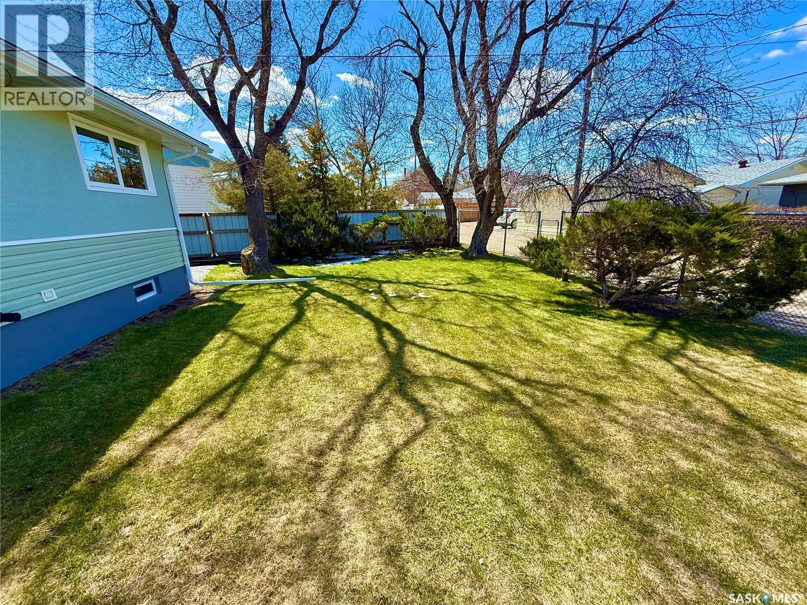 300 Ash Place, Swift Current, SK - Outdoor