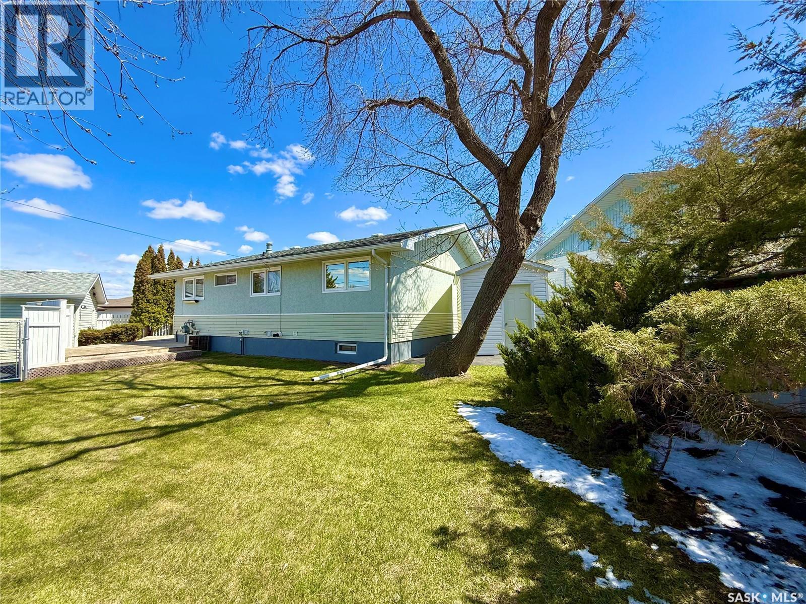 300 Ash Place, Swift Current, SK - Outdoor