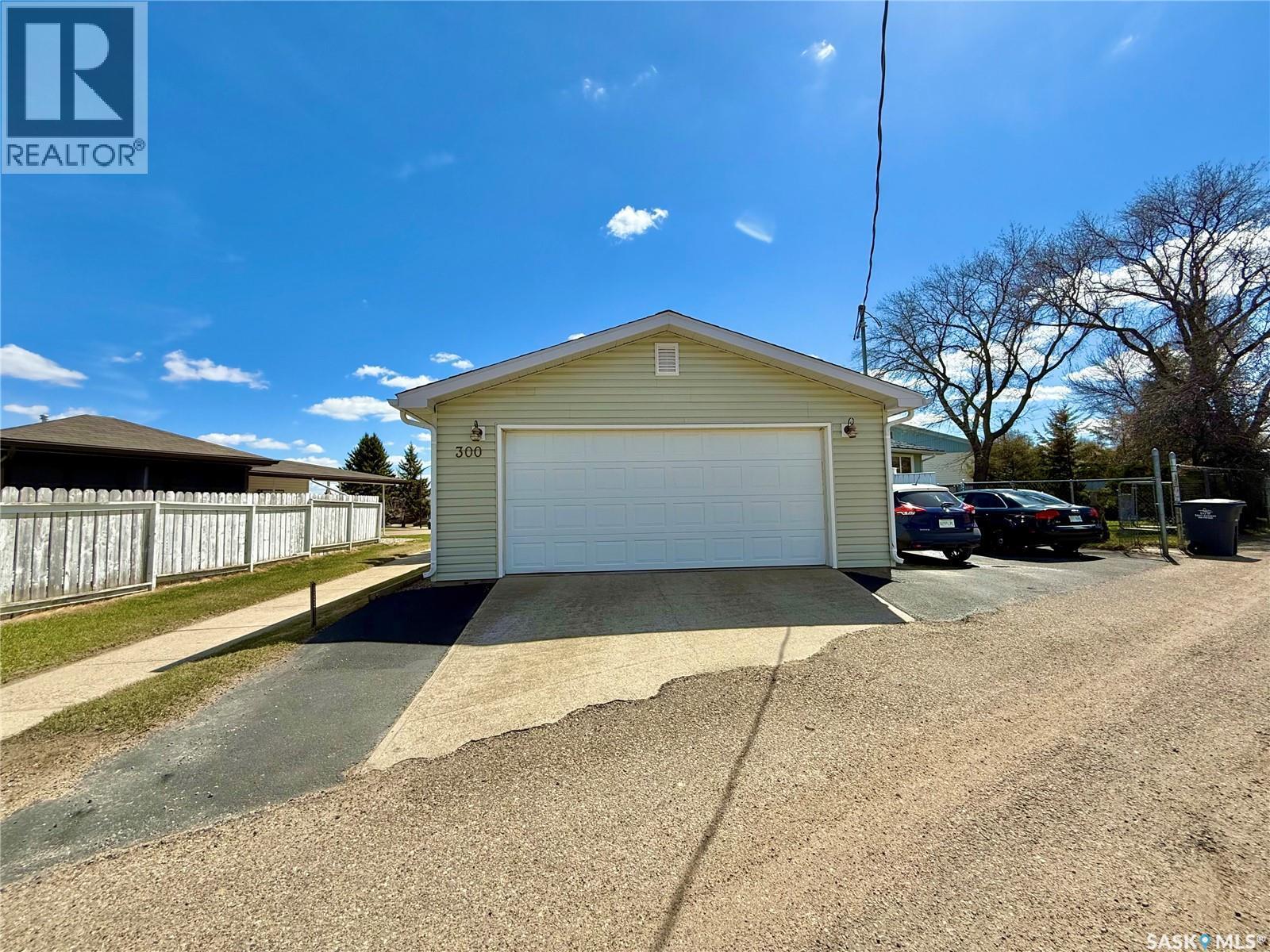 300 Ash Place, Swift Current, SK - Outdoor