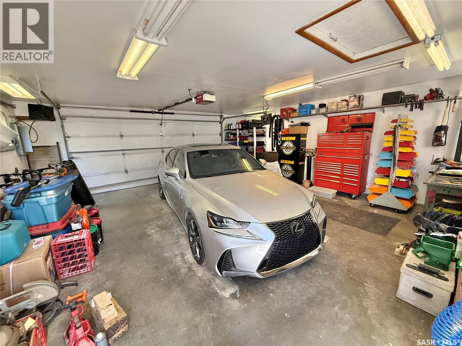 300 Ash Place, Swift Current, SK - Indoor Photo Showing Garage
