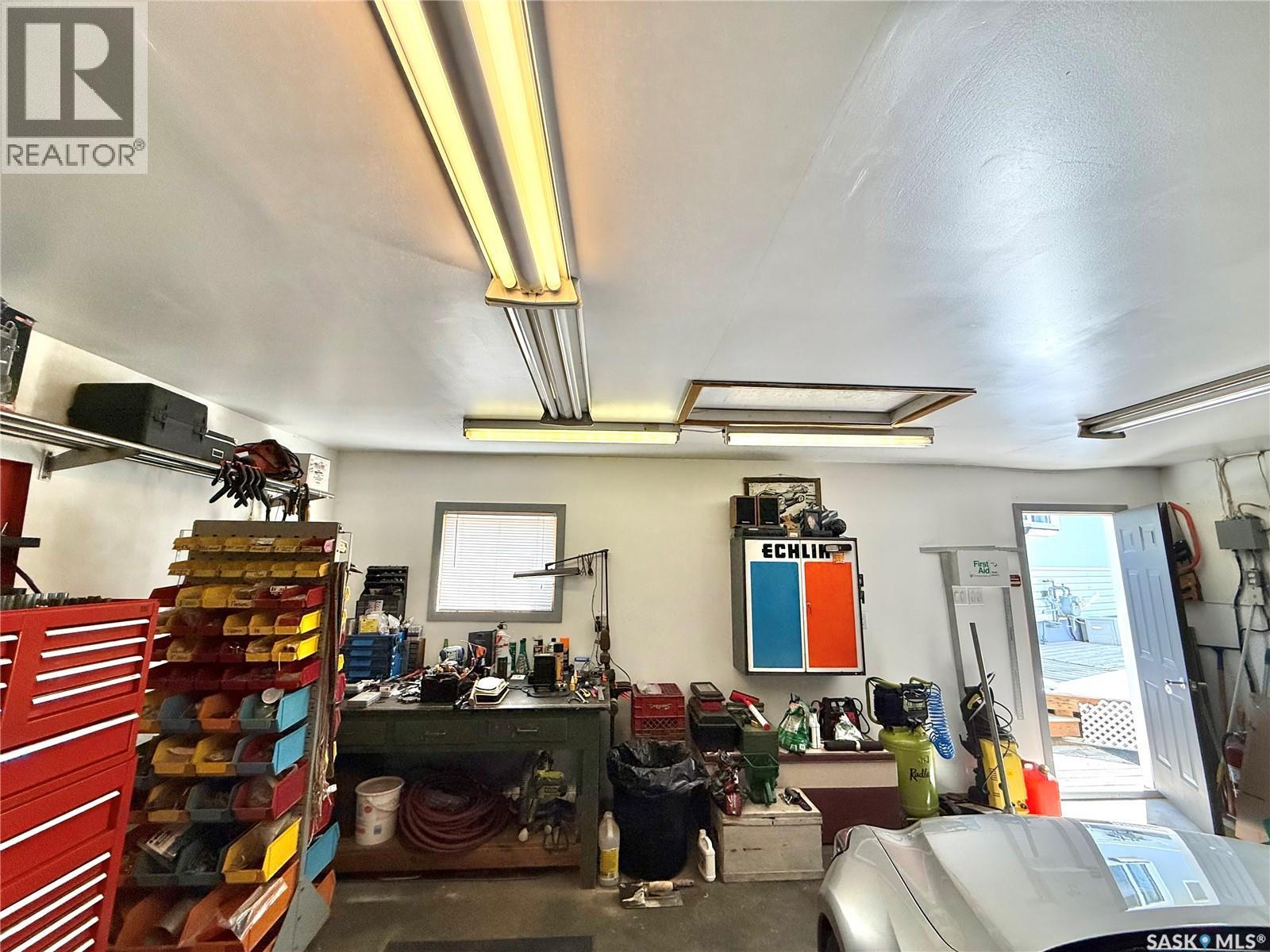 300 Ash Place, Swift Current, SK - Indoor Photo Showing Garage
