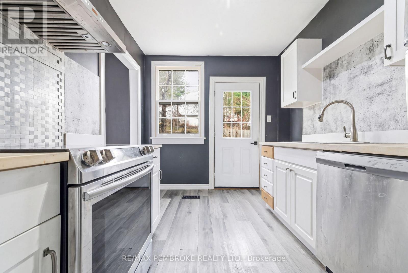 67 Alder Crescent, Deep River, ON - Indoor Photo Showing Kitchen