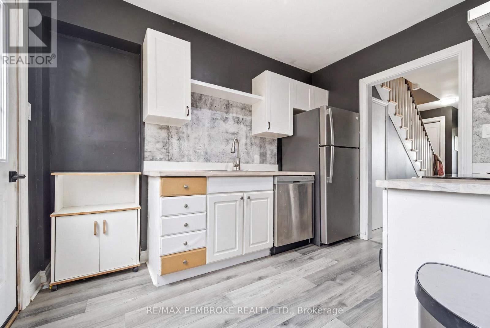 67 Alder Crescent, Deep River, ON - Indoor Photo Showing Kitchen