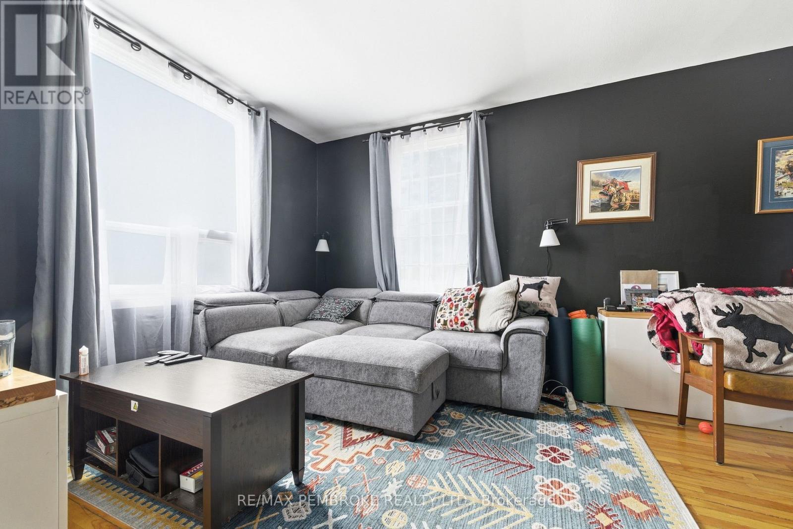 67 Alder Crescent, Deep River, ON - Indoor Photo Showing Living Room