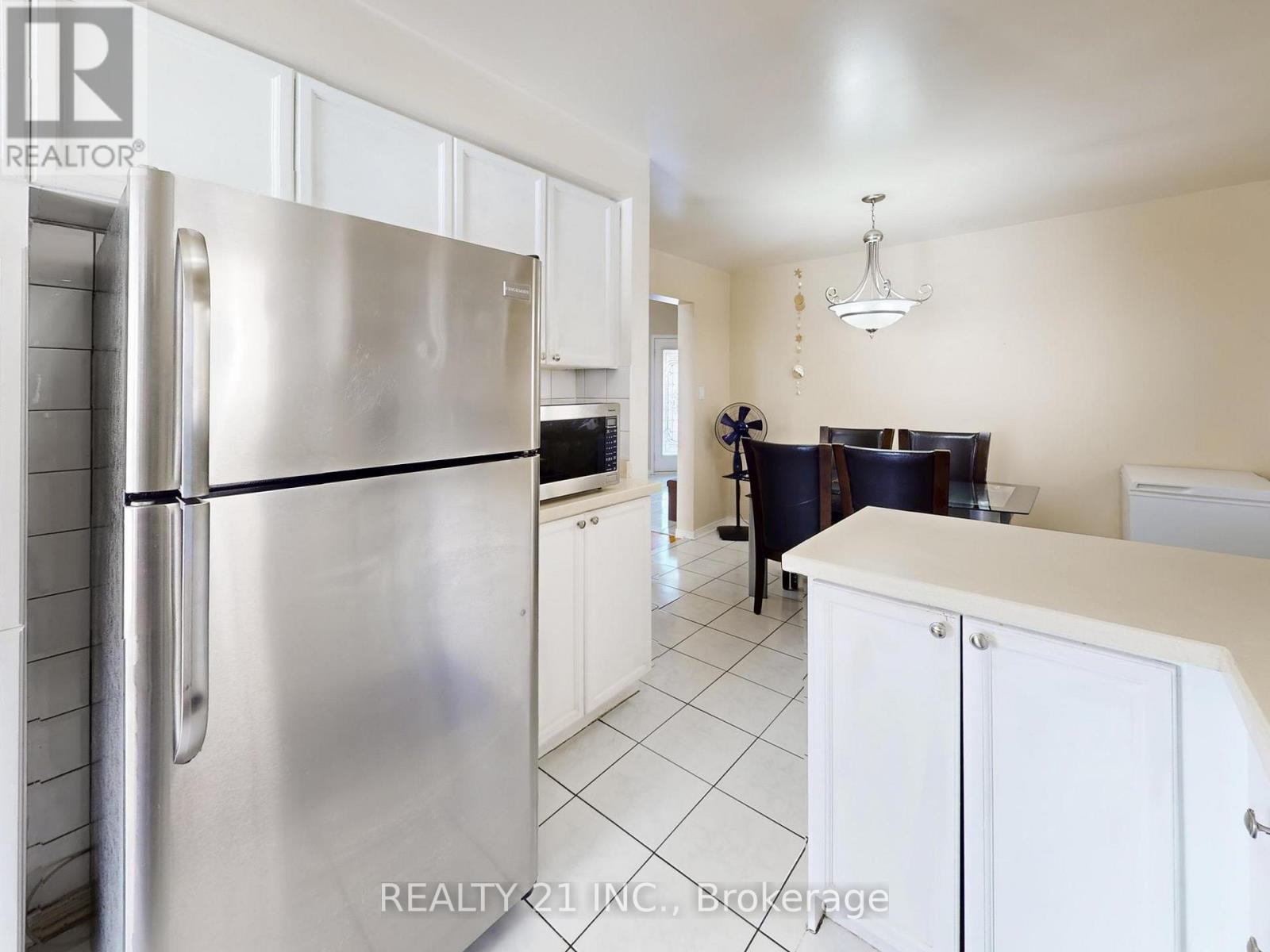 11 Iles Street W, Ajax, ON - Indoor Photo Showing Kitchen