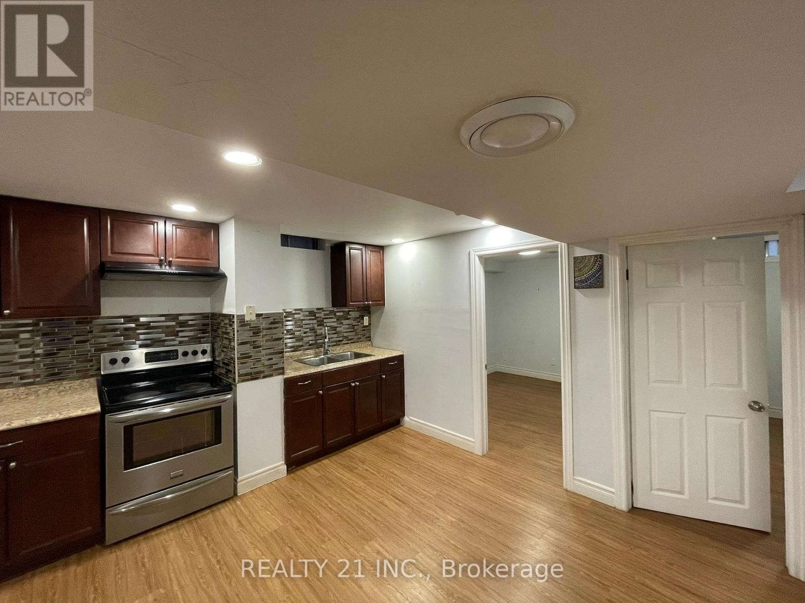11 Iles Street W, Ajax, ON - Indoor Photo Showing Kitchen With Upgraded Kitchen