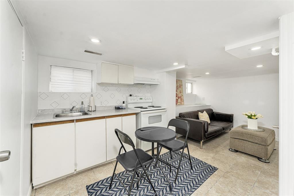 1055 Hall, Windsor, ON