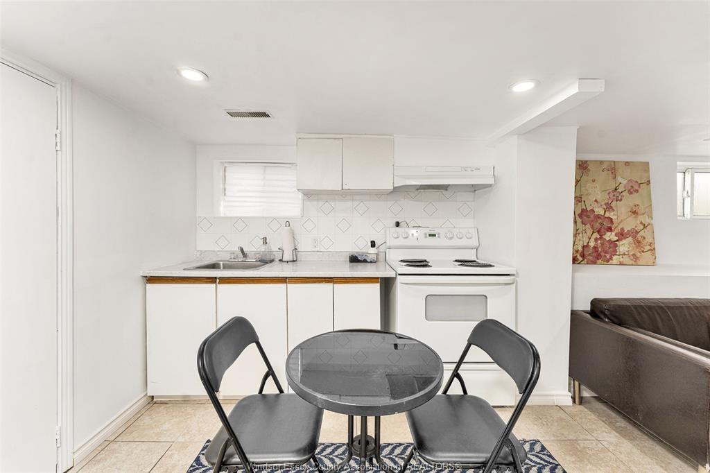 1055 Hall, Windsor, ON