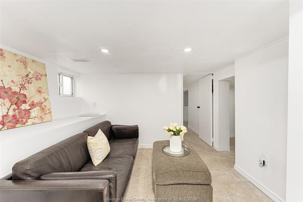 1055 Hall, Windsor, ON
