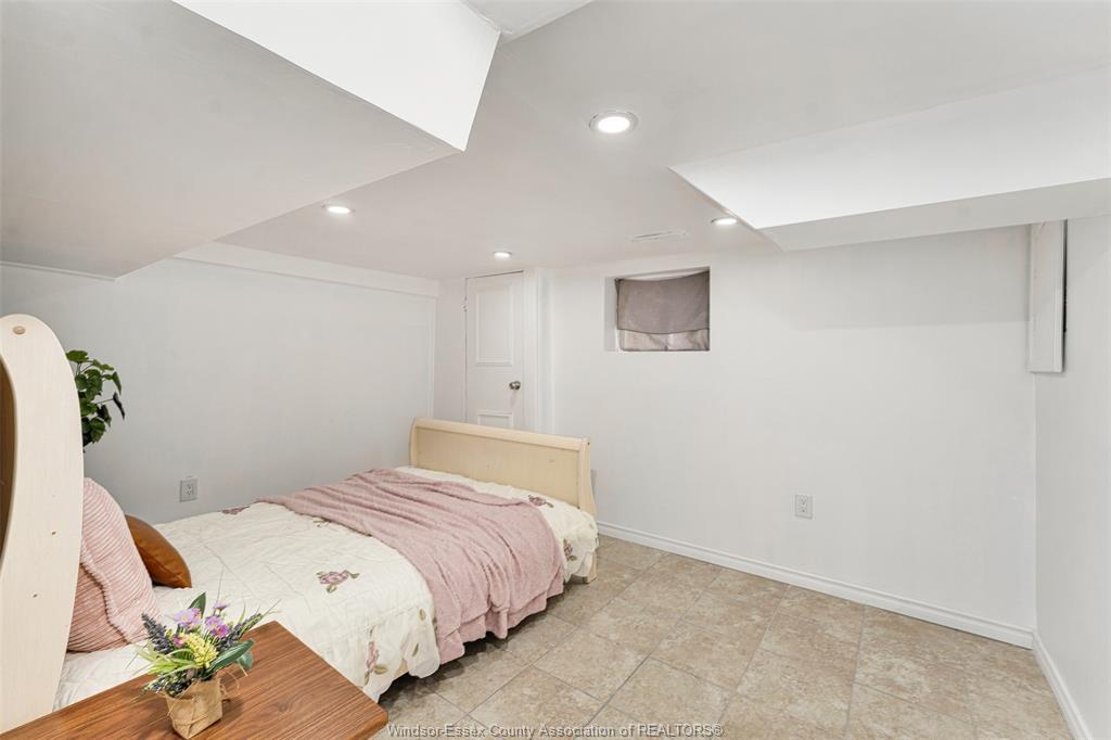 1055 Hall, Windsor, ON