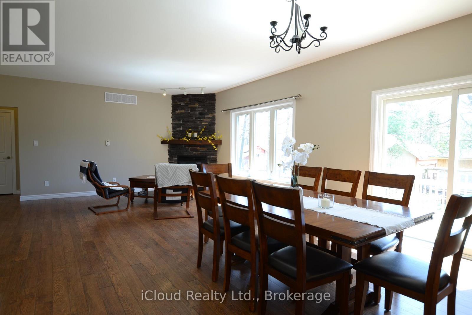 25 Rue Vanier, Tiny, ON - Indoor Photo Showing Dining Room