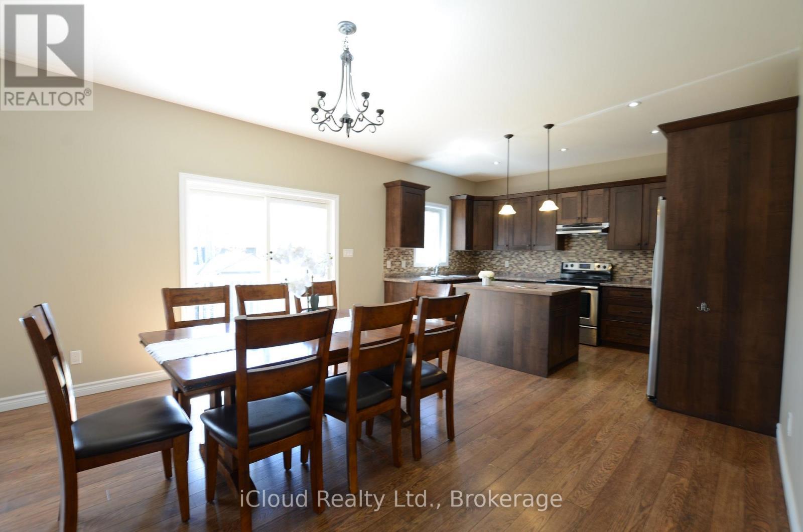 25 Rue Vanier, Tiny, ON - Indoor Photo Showing Dining Room
