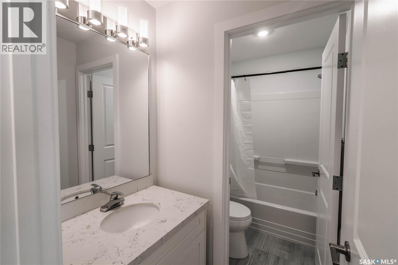 451 L Avenue S, Saskatoon, SK - Indoor Photo Showing Bathroom