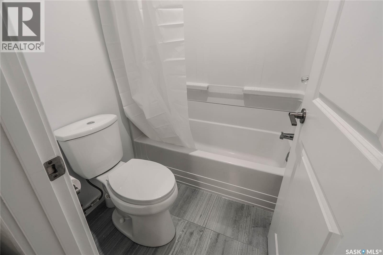 451 L Avenue S, Saskatoon, SK - Indoor Photo Showing Bathroom