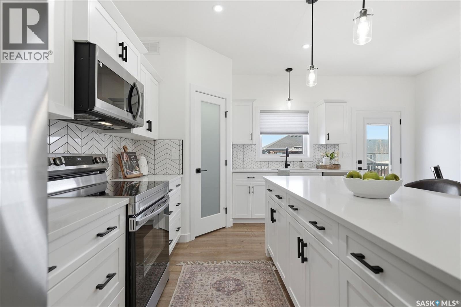 709 Sarazen Drive, Warman, SK - Indoor Photo Showing Kitchen With Upgraded Kitchen