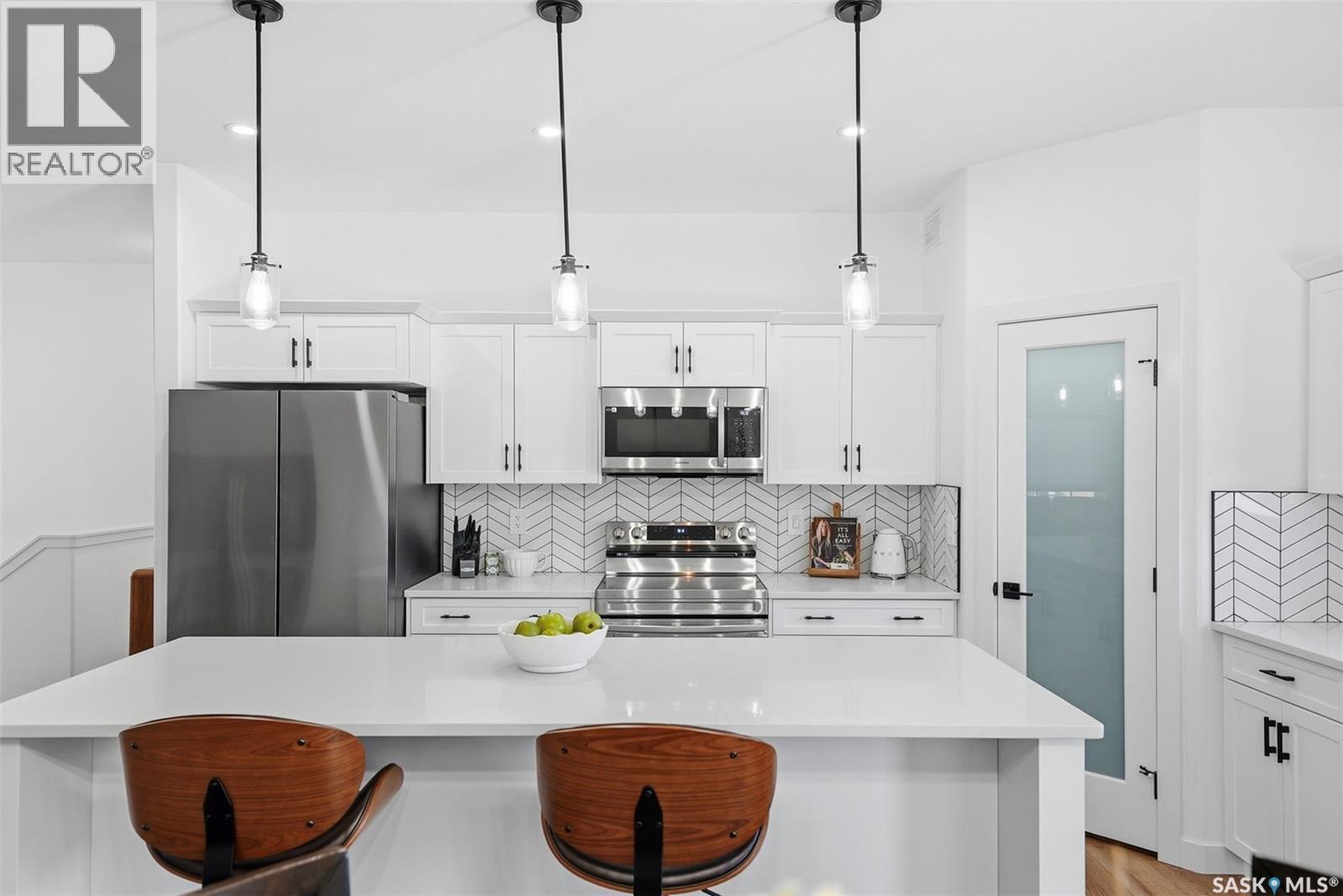 709 Sarazen Drive, Warman, SK - Indoor Photo Showing Kitchen With Upgraded Kitchen