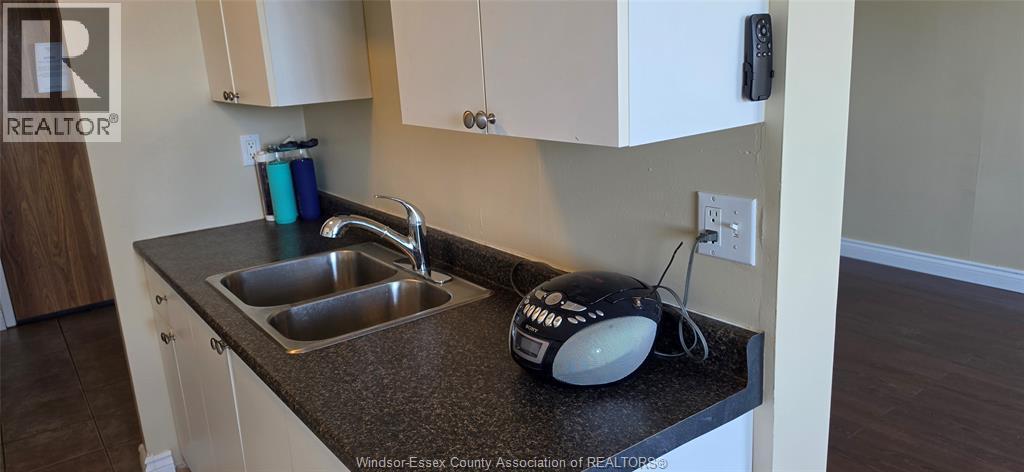150 Park West Unit# 1112, Windsor, ON - Indoor Photo Showing Kitchen With Double Sink