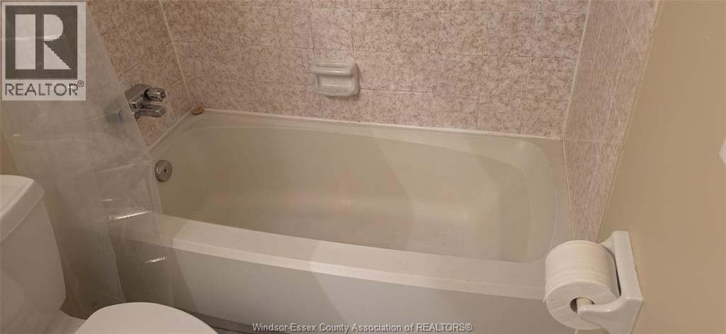 150 Park West Unit# 1112, Windsor, ON - Indoor Photo Showing Bathroom
