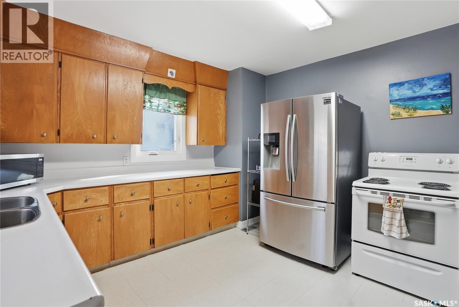 1 2Nd Street E, Langham, SK - Indoor Photo Showing Kitchen With Double Sink