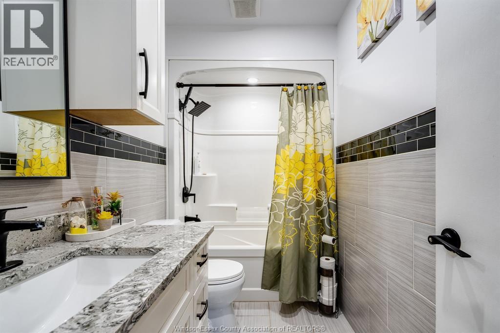 104 Danforth Avenue, Leamington, ON - Indoor Photo Showing Bathroom