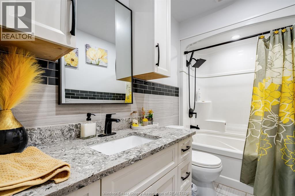104 Danforth Avenue, Leamington, ON - Indoor Photo Showing Bathroom