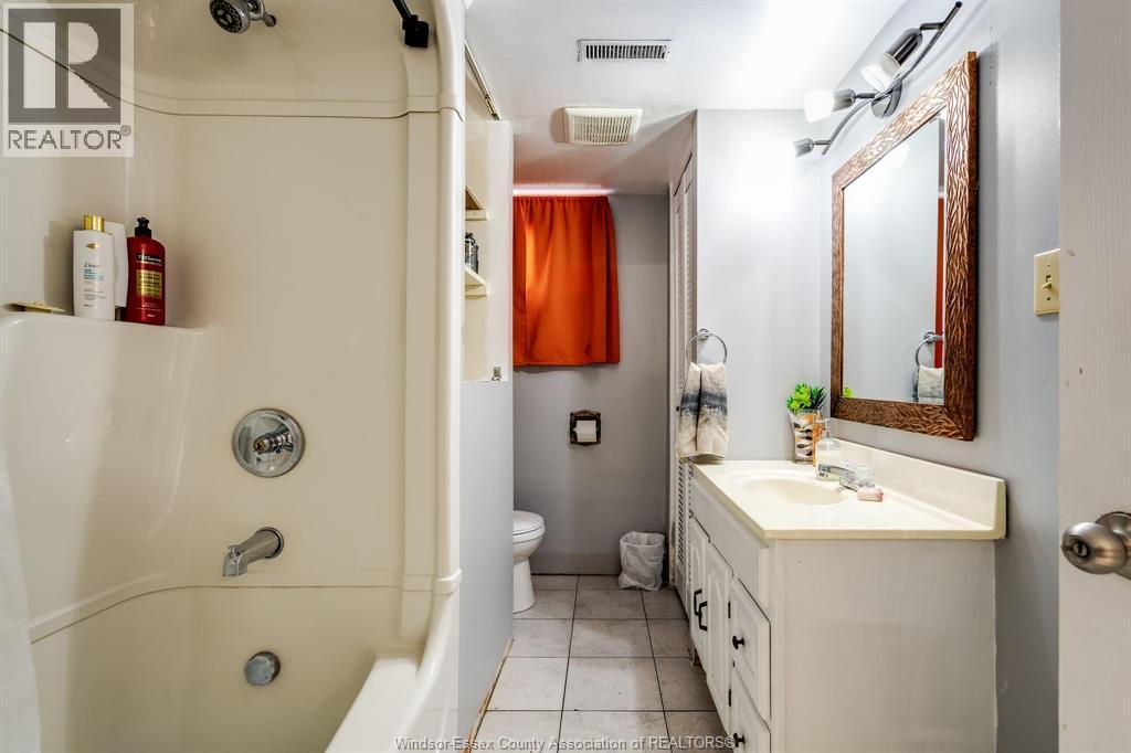 104 Danforth Avenue, Leamington, ON - Indoor Photo Showing Bathroom