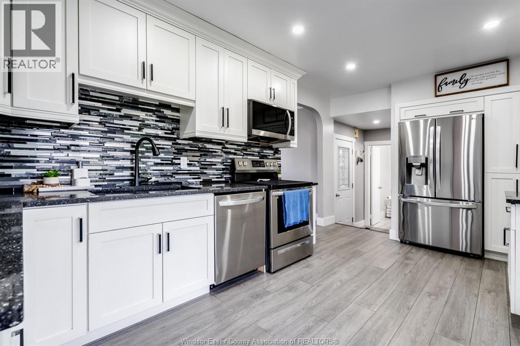 104 Danforth Avenue, Leamington, ON - Indoor Photo Showing Kitchen With Upgraded Kitchen