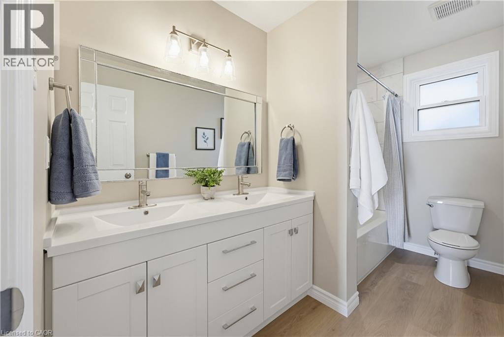 99 Oakhurst Crescent, Kitchener, ON - Indoor Photo Showing Bathroom