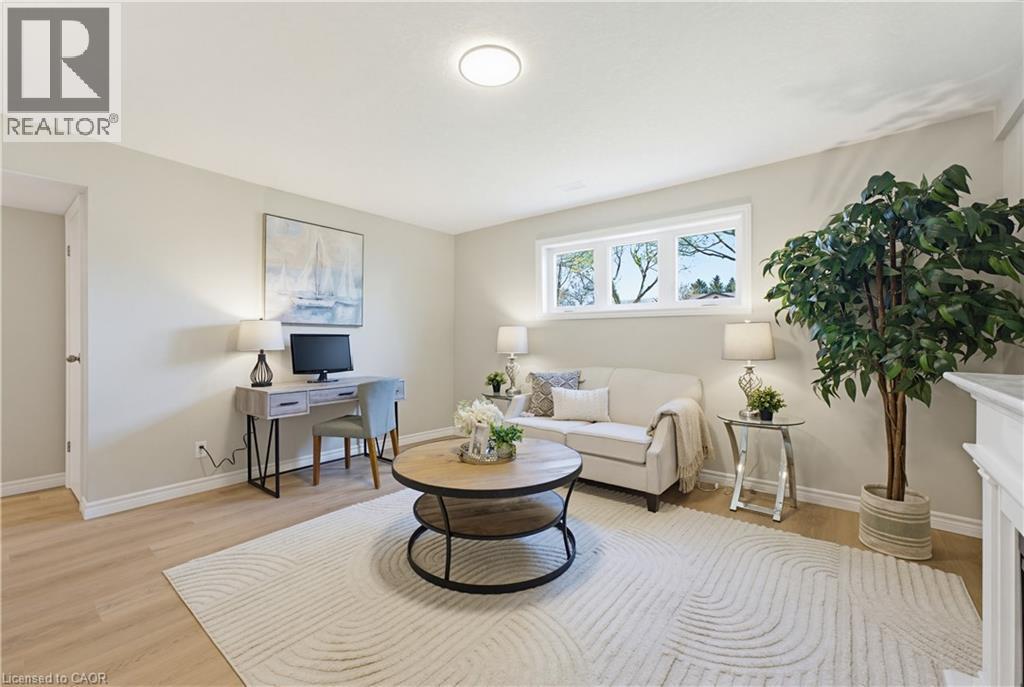 99 Oakhurst Crescent, Kitchener, ON - Indoor Photo Showing Living Room