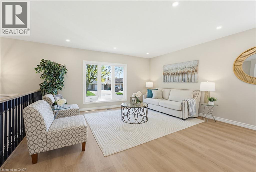 99 Oakhurst Crescent, Kitchener, ON - Indoor Photo Showing Living Room