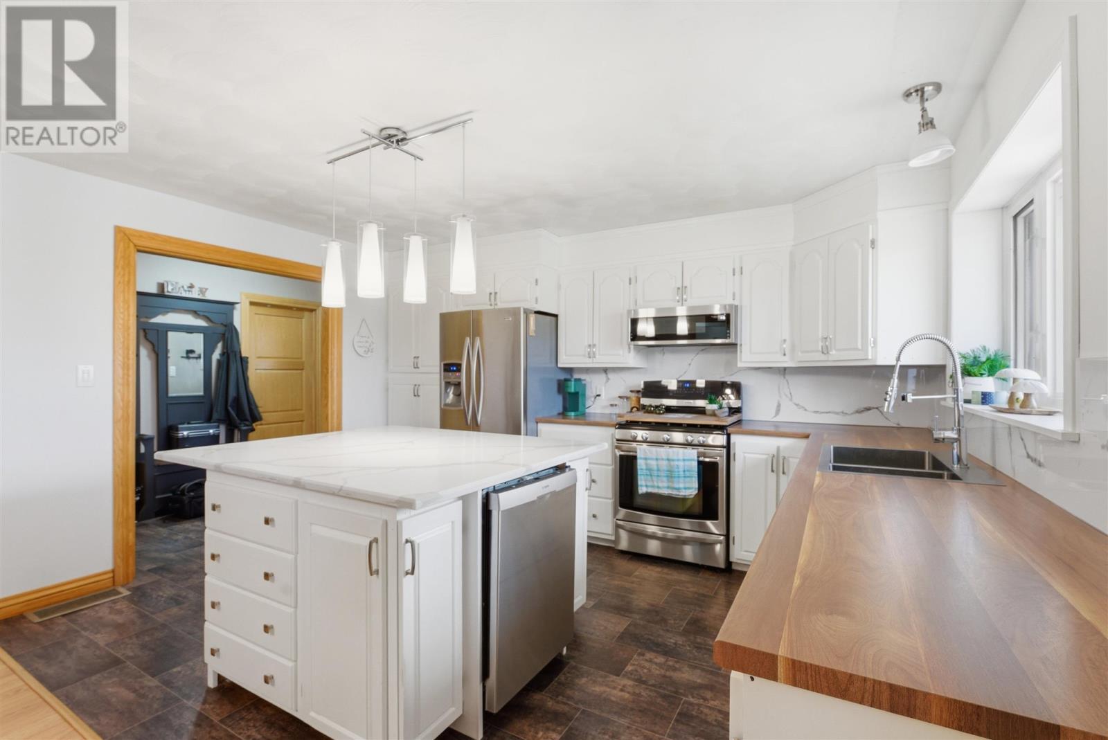 19 Ash St, Blind River, ON - Indoor Photo Showing Kitchen With Double Sink With Upgraded Kitchen