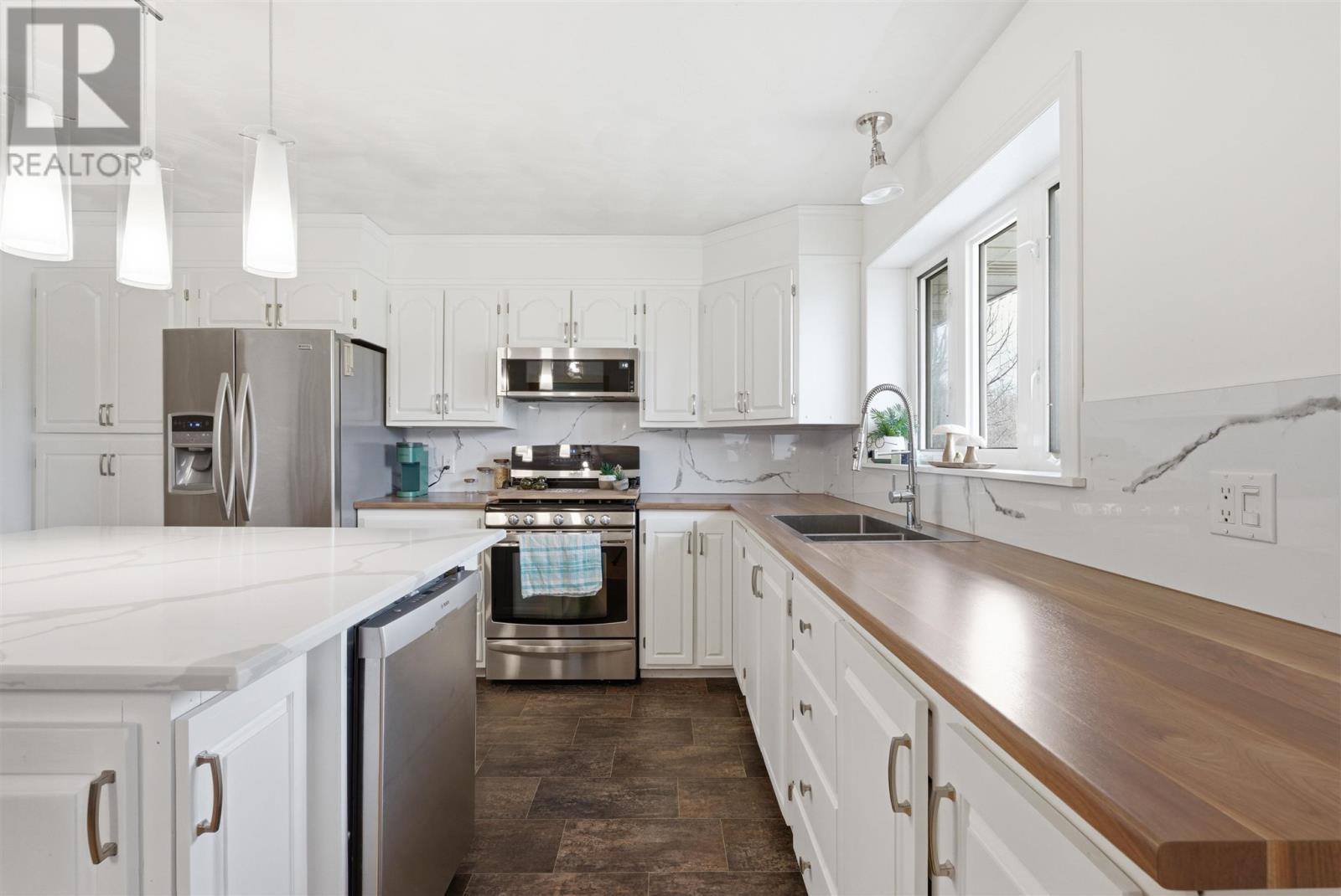 19 Ash St, Blind River, ON - Indoor Photo Showing Kitchen With Double Sink With Upgraded Kitchen