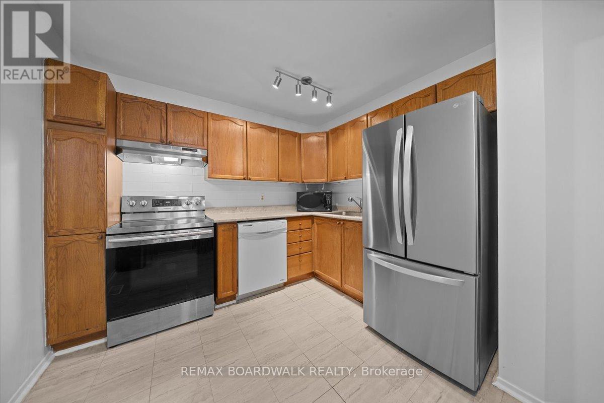 1516 Briarfield Crescent, Ottawa, ON - Indoor Photo Showing Kitchen