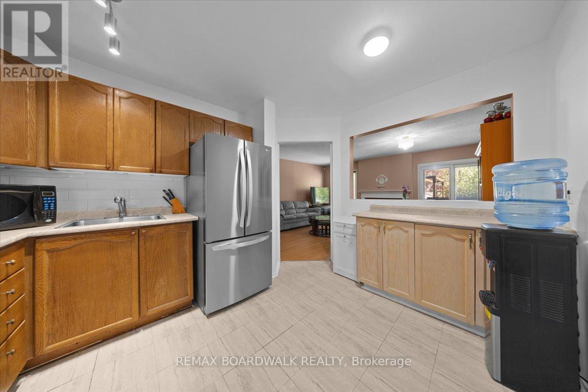 1516 Briarfield Crescent, Ottawa, ON - Indoor Photo Showing Kitchen