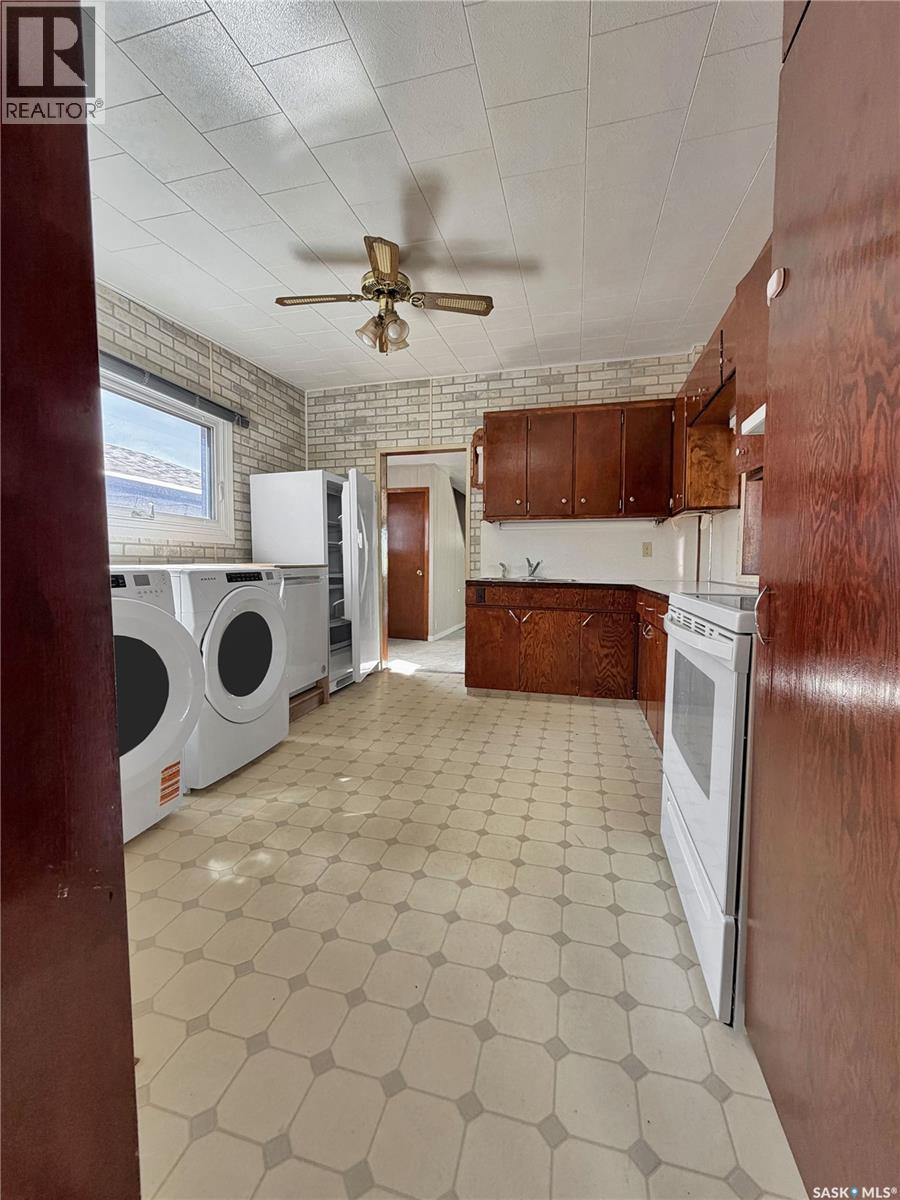 604 Sussex Avenue, Esterhazy, SK - Indoor Photo Showing Laundry Room
