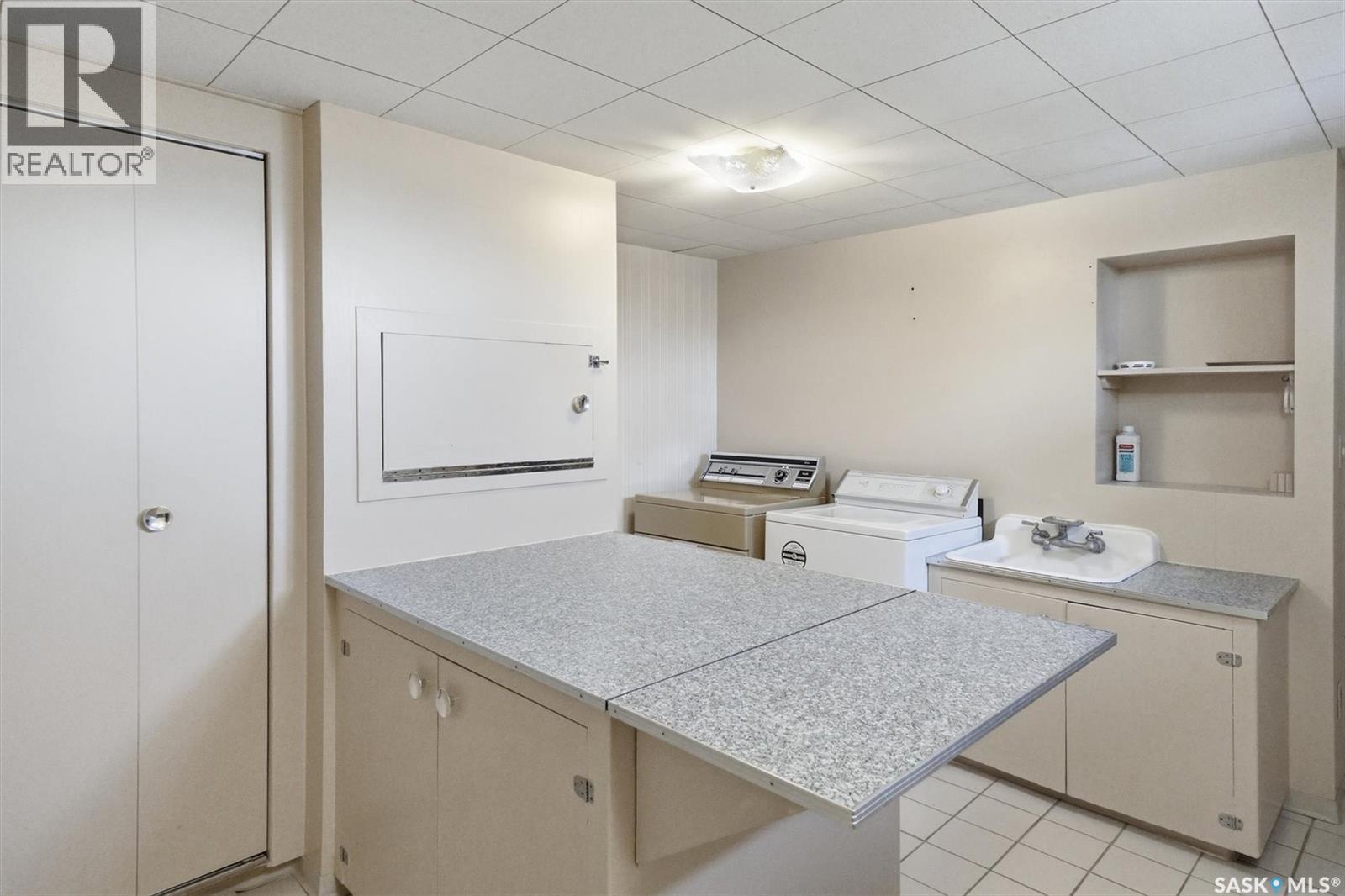 2020 Eastlake Avenue, Saskatoon, SK - Indoor Photo Showing Laundry Room