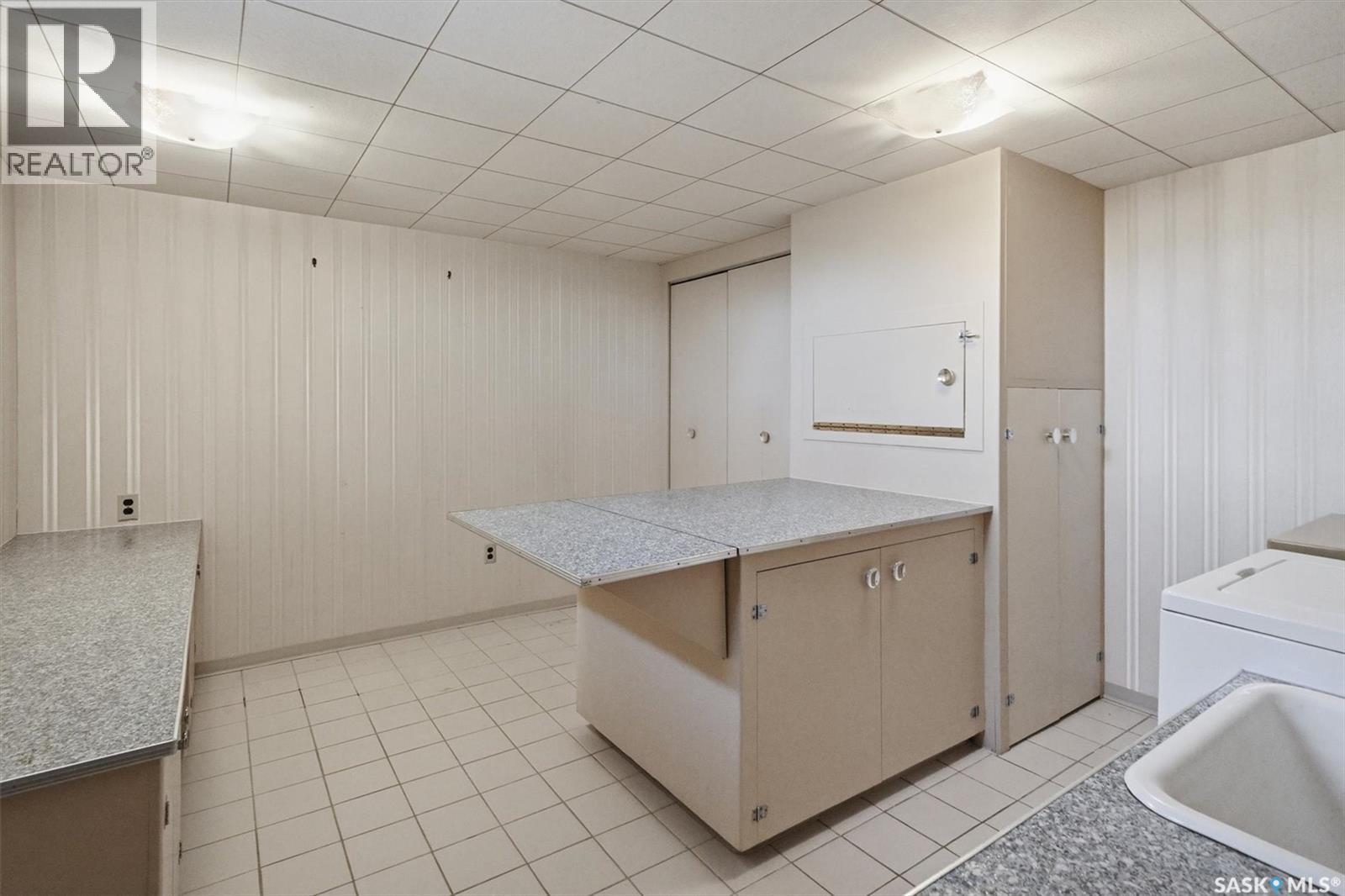 2020 Eastlake Avenue, Saskatoon, SK - Indoor Photo Showing Laundry Room